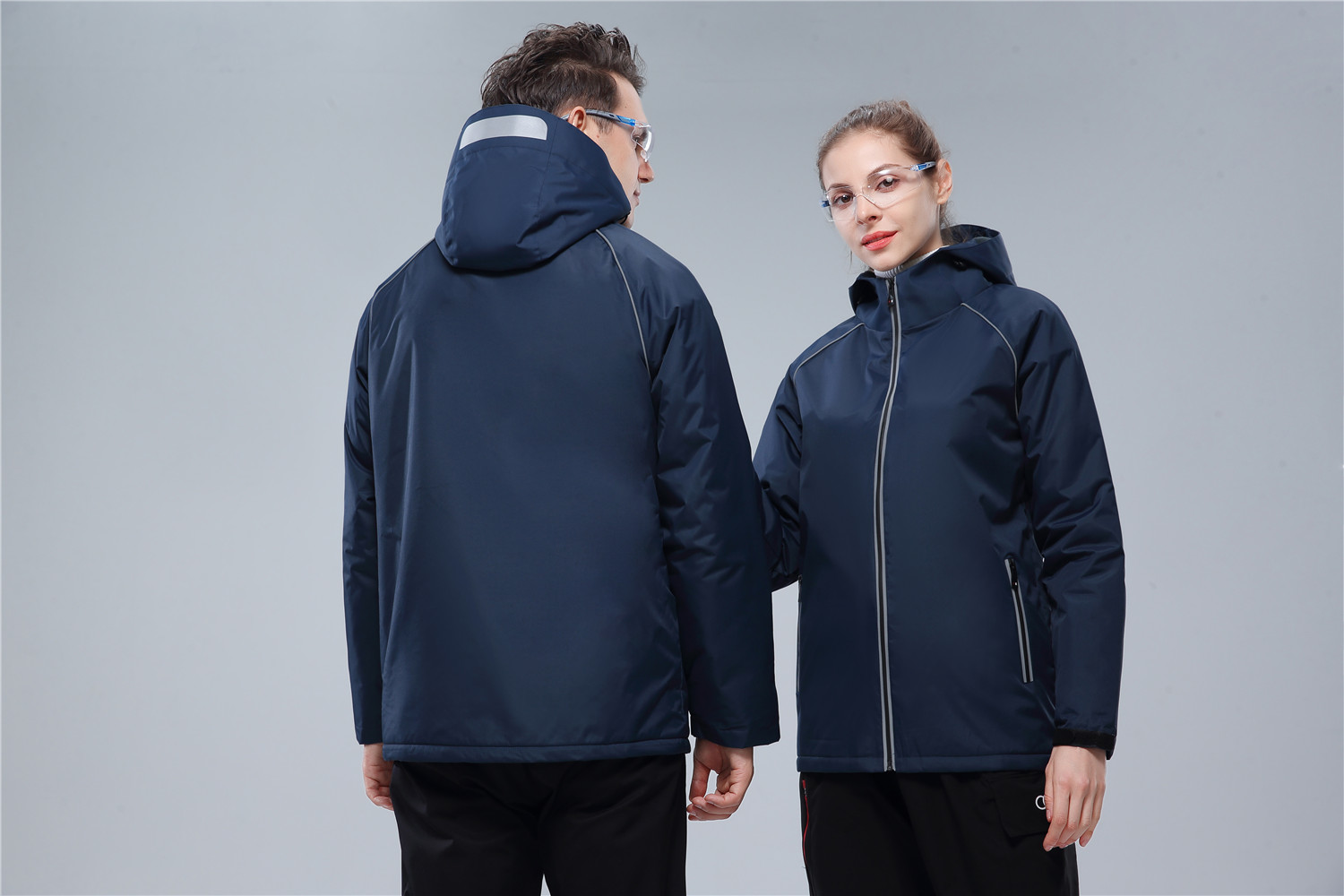 壓條反光一體沖鋒衣模特上身展示效果圖 壓條反光一體沖鋒衣模特上身展示效果圖